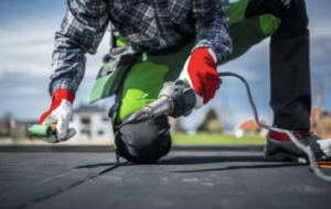 homme en train de réparer toit