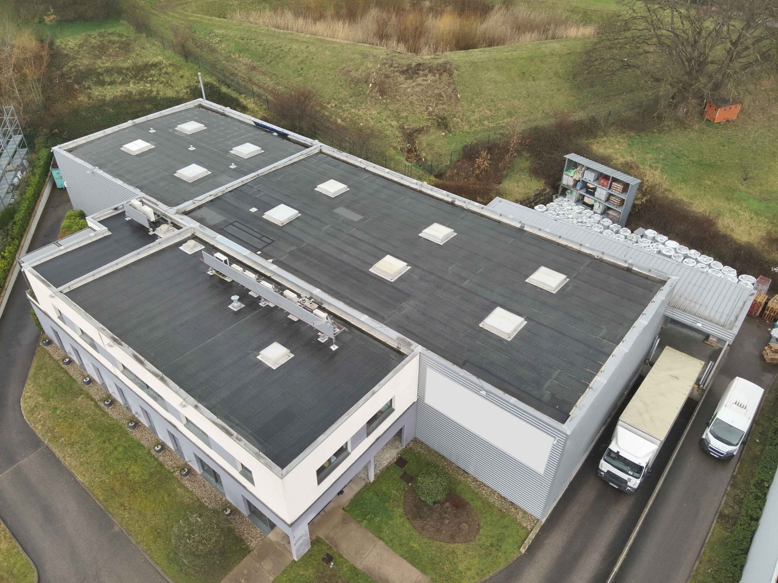 vue du ciel d'un toit d'un batiment professionnel