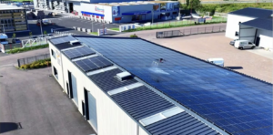 Bâtiment avec des panneaux photovoltaïques sur le toit