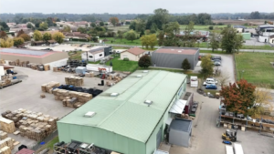 photo d'un bâtiment avec une toiture industrielle