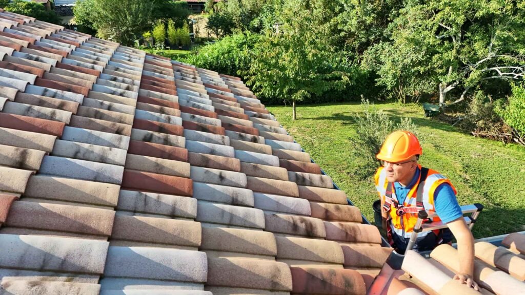 homme avec casque sur toit